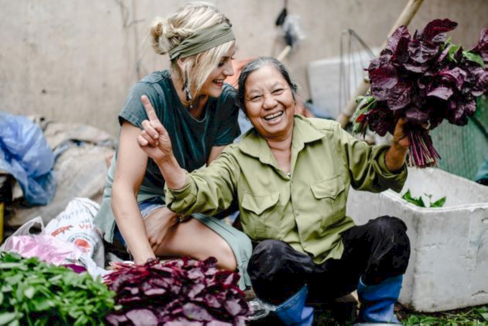 Visitors can chat with locals to hear fascinating stories about the area (Source: Internet)